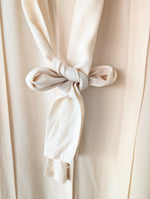 Lade das Bild in den Galerie-Viewer, *Jil Sander* Bluse Seide Schleife Creme (L)
