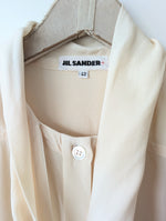 Lade das Bild in den Galerie-Viewer, *Jil Sander* Bluse Seide Schleife Creme (L)
