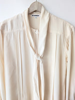 Lade das Bild in den Galerie-Viewer, *Jil Sander* Bluse Seide Schleife Creme (L)
