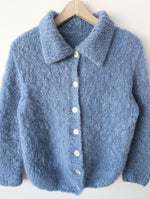 Lade das Bild in den Galerie-Viewer, XMAS *Mohair* Handmade Cardigan Himmelblau (S-M)
