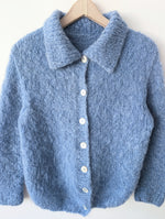 Lade das Bild in den Galerie-Viewer, XMAS *Mohair* Handmade Cardigan Himmelblau (S-M)
