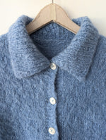 Lade das Bild in den Galerie-Viewer, XMAS *Mohair* Handmade Cardigan Himmelblau (S-M)
