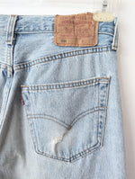 Lade das Bild in den Galerie-Viewer, *Levis* Jeans 501 Ripped Hellblau 1996 (31/32)
