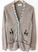 Lade das Bild in den Galerie-Viewer, *Alpaka Wolle* Cardigan Peru Lama Stick (M-L)
