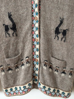 Lade das Bild in den Galerie-Viewer, *Alpaka Wolle* Cardigan Peru Lama Stick (M-L)
