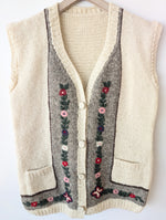 Lade das Bild in den Galerie-Viewer, *Handmade* Weste Wolle Folklore Blumen Stick (XL)
