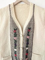 Lade das Bild in den Galerie-Viewer, *Handmade* Weste Wolle Folklore Blumen Stick (XL)
