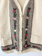 Lade das Bild in den Galerie-Viewer, *Handmade* Weste Wolle Folklore Blumen Stick (XL)
