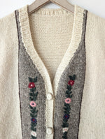 Lade das Bild in den Galerie-Viewer, *Handmade* Weste Wolle Folklore Blumen Stick (XL)
