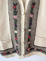 Lade das Bild in den Galerie-Viewer, *Handmade* Weste Wolle Folklore Blumen Stick (XL)
