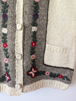 Lade das Bild in den Galerie-Viewer, *Handmade* Weste Wolle Folklore Blumen Stick (XL)
