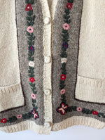 Lade das Bild in den Galerie-Viewer, *Handmade* Weste Wolle Folklore Blumen Stick (XL)

