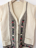 Lade das Bild in den Galerie-Viewer, *Handmade* Weste Wolle Folklore Blumen Stick (XL)
