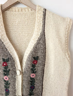 Lade das Bild in den Galerie-Viewer, *Handmade* Weste Wolle Folklore Blumen Stick (XL)
