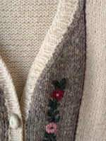 Lade das Bild in den Galerie-Viewer, *Handmade* Weste Wolle Folklore Blumen Stick (XL)

