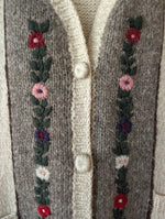 Lade das Bild in den Galerie-Viewer, *Handmade* Weste Wolle Folklore Blumen Stick (XL)
