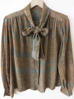 Lade das Bild in den Galerie-Viewer, *Seide* Bluse 80s Schleife Streifen (M-L)
