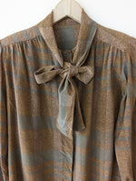 Lade das Bild in den Galerie-Viewer, *Seide* Bluse 80s Schleife Streifen (M-L)
