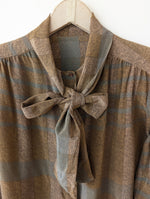 Lade das Bild in den Galerie-Viewer, *Seide* Bluse 80s Schleife Streifen (M-L)
