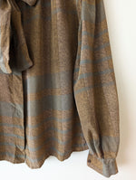 Lade das Bild in den Galerie-Viewer, *Seide* Bluse 80s Schleife Streifen (M-L)
