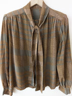 Lade das Bild in den Galerie-Viewer, *Seide* Bluse 80s Schleife Streifen (M-L)
