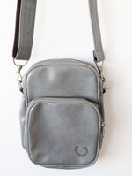 Lade das Bild in den Galerie-Viewer, *Fred Perry* Tasche Cross Body Grau
