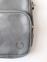 Lade das Bild in den Galerie-Viewer, *Fred Perry* Tasche Cross Body Grau

