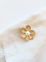 Lade das Bild in den Galerie-Viewer, Brosche 14k Gold Blume Perle
