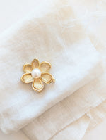 Lade das Bild in den Galerie-Viewer, Brosche 14k Gold Blume Perle
