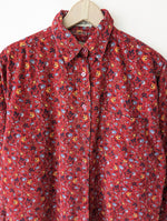 Lade das Bild in den Galerie-Viewer, *Feincord* Bluse Streublümchen Print Rot (M)
