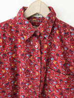 Lade das Bild in den Galerie-Viewer, *Feincord* Bluse Streublümchen Print Rot (M)
