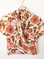Lade das Bild in den Galerie-Viewer, *Seide* Wickelbluse Cropped Blumen Koralle (L)
