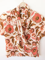 Lade das Bild in den Galerie-Viewer, *Seide* Wickelbluse Cropped Blumen Koralle (L)
