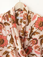 Lade das Bild in den Galerie-Viewer, *Seide* Wickelbluse Cropped Blumen Koralle (L)
