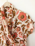 Lade das Bild in den Galerie-Viewer, *Seide* Wickelbluse Cropped Blumen Koralle (L)
