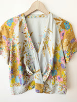 Lade das Bild in den Galerie-Viewer, *Seide* Cropped Bluse Blumen Pastell (S)
