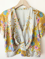 Lade das Bild in den Galerie-Viewer, *Seide* Cropped Bluse Blumen Pastell (S)
