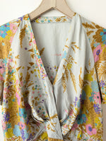 Lade das Bild in den Galerie-Viewer, *Seide* Cropped Bluse Blumen Pastell (S)
