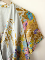 Lade das Bild in den Galerie-Viewer, *Seide* Cropped Bluse Blumen Pastell (S)
