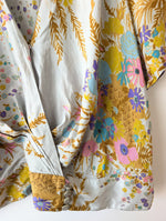 Lade das Bild in den Galerie-Viewer, *Seide* Cropped Bluse Blumen Pastell (S)
