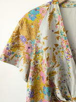 Lade das Bild in den Galerie-Viewer, *Seide* Cropped Bluse Blumen Pastell (S)
