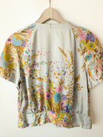 Lade das Bild in den Galerie-Viewer, *Seide* Cropped Bluse Blumen Pastell (S)
