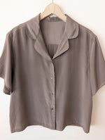 Lade das Bild in den Galerie-Viewer, *Seide* Bluse Premium Basic Taupe (L-XL)
