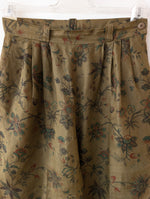 Lade das Bild in den Galerie-Viewer, *Leinen* Bermuda Shorts Khaki Floral (M-L)
