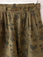 Lade das Bild in den Galerie-Viewer, *Leinen* Bermuda Shorts Khaki Floral (M-L)
