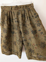 Lade das Bild in den Galerie-Viewer, *Leinen* Bermuda Shorts Khaki Floral (M-L)
