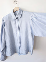 Lade das Bild in den Galerie-Viewer, *Seide* Bluse 80s Basic Hellblau Ballonärmel (M-L)
