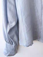Lade das Bild in den Galerie-Viewer, *Seide* Bluse 80s Basic Hellblau Ballonärmel (M-L)

