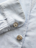 Lade das Bild in den Galerie-Viewer, Knopf Brosche Silber • Muschel &amp; Blume
