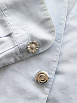 Lade das Bild in den Galerie-Viewer, Knopf Brosche Silber • Muschel &amp; Blume
